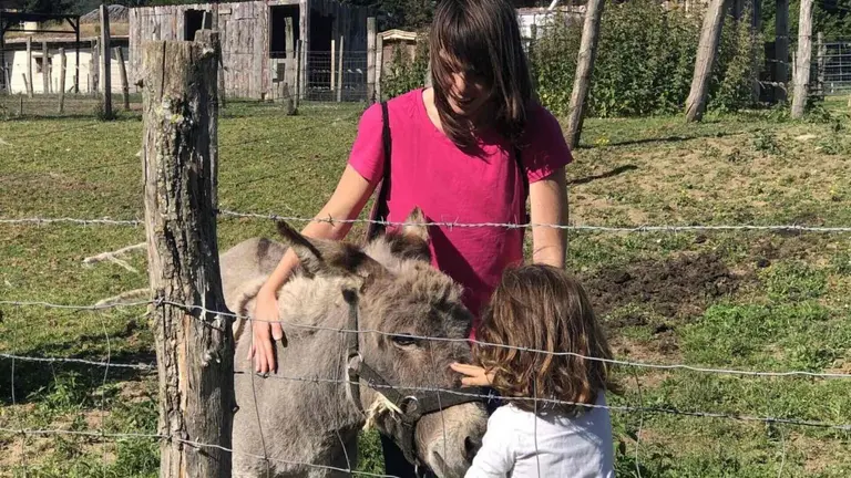 Una familia disfrutando de los animales en la granja escuela Ultzama. TURISMO DE NAVARRA