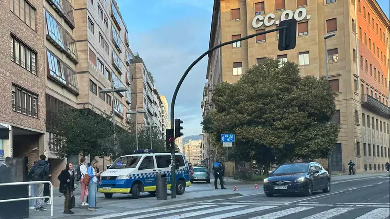 Una patrulla de la Polic&iacute;a Municipal de Pamplona corta el tr&aacute;fico en la calle Tudela. NAVARRA.COM
