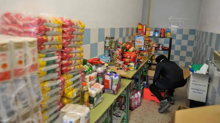 Un punto de recogida de alimentos para ayudar a los damnificados por la DANA. EFE/ Manu