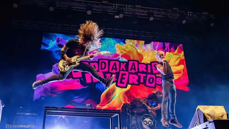 El guitarrista de Lendakaris muertos, Iv&aacute;n Carmona durante una actuaci&oacute;n del grupo. LENDAKARIS MUERTOS / INSTAGRAM