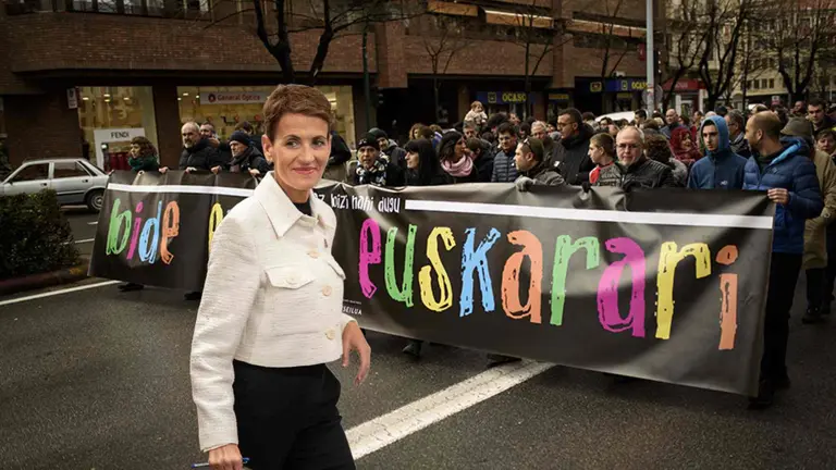Fotomontaje de Mar&iacute;a Chivite sobre una imagen de una manifestaci&oacute;n en favor del euskera.