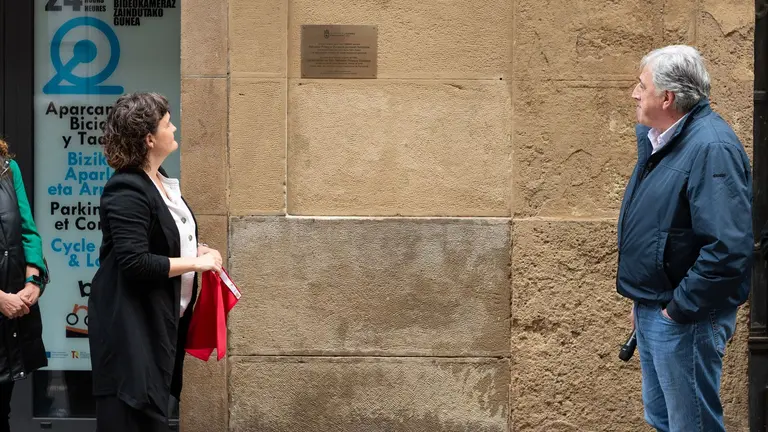 Una placa en la calle Mayor de Pamplona recuerda el lugar donde vivi&oacute; y ubic&oacute; su fundici&oacute;n Salvador Pinaquy. AYUNTAMIENTO DE PAMPLONA