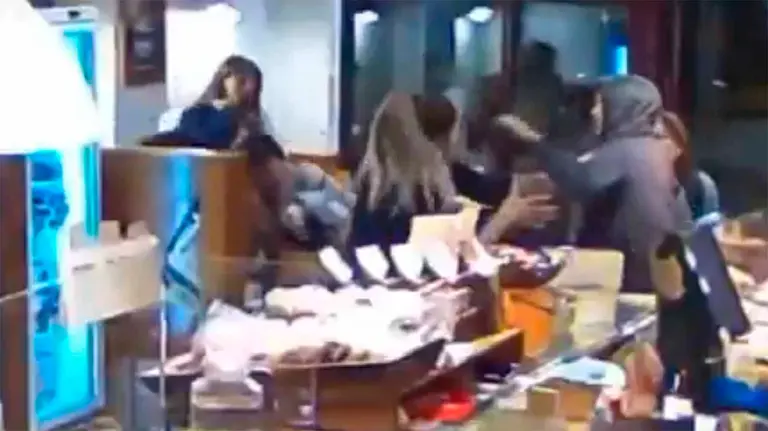 Pantallazo del v&iacute;deo de la agresi&oacute;n en una cafeter&iacute;a de Pamplona. TWITTER