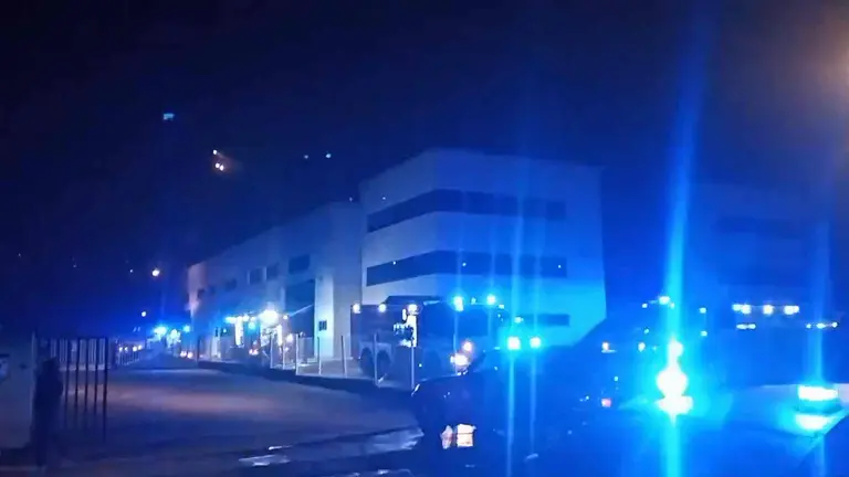 Numerosas dotaciones de bomberos han acudido a sofocar el incendio en la empresa Valco-Melton del Pol&iacute;gono Agustino en Orocoyen. RADIO VOLUNTARIOS EMERGENCIAS NAVARRA / TWITTER