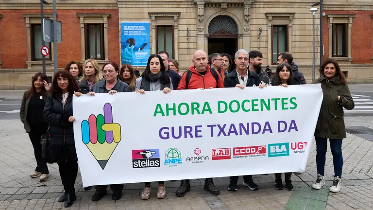 Los sindicatos de la educaci&oacute;n p&uacute;blica se concentran frente al Parlamento para pedir que en los Presupuestos se incluyan partidas para atender las demandas del profesorado.  I&Ntilde;IGO ALZUGARAY