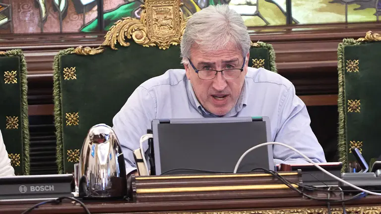 Joseba Asir&oacute;n en el pleno del Ayuntamiento de Pamplona. I&Ntilde;IGO ALZUGARAY