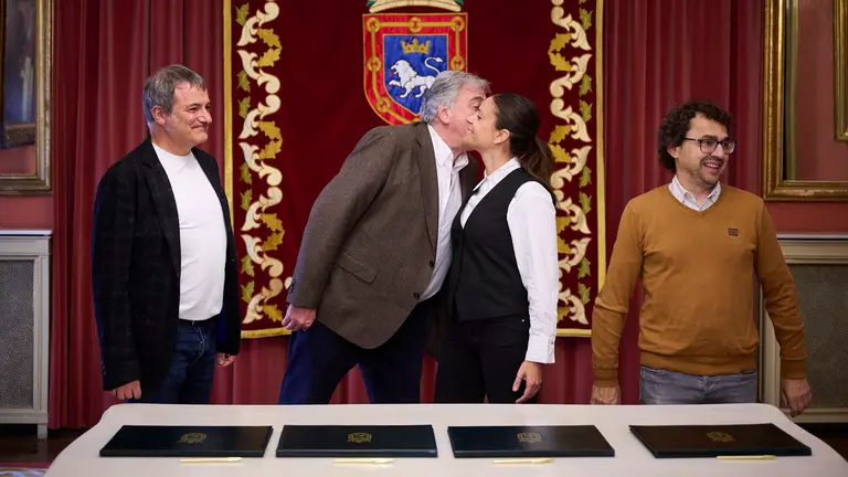 El alcalde, Joseba Asiron, los portavoces de Geroa Bai y Contigo-Zurekin, Mikel Armend&aacute;riz y Txema Maule&oacute;n, y la portavoz del grupo municipal del PSN, Marina Curiel, firman el acuerdo pol&iacute;tico que permitir&aacute; la aprobaci&oacute;n de los presupuestos del Ayuntamiento de Pamplona para este 2025. PABLO LASAOSA