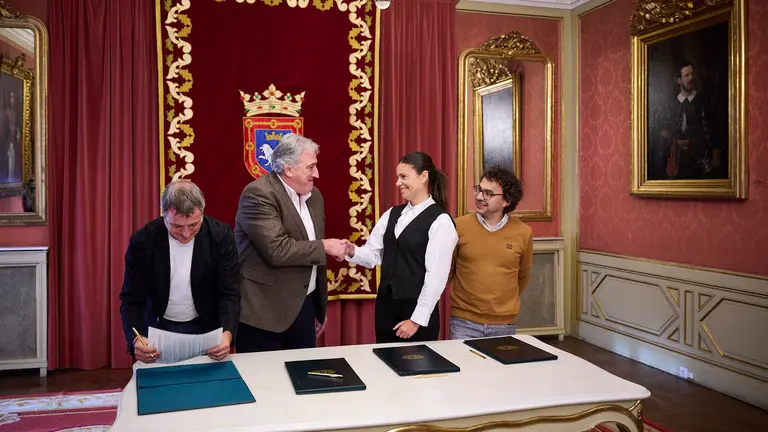 El alcalde, Joseba Asiron, los portavoces de Geroa Bai y Contigo-Zurekin, Mikel Armend&aacute;riz y Txema Maule&oacute;n, y la portavoz del grupo municipal del PSN, Marina Curiel, firman el acuerdo pol&iacute;tico que permitir&aacute; la aprobaci&oacute;n de los presupuestos del Ayuntamiento de Pamplona para este 2025. PABLO LASAOSA