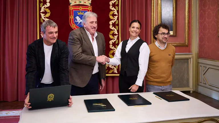 El alcalde, Joseba Asiron, los portavoces de Geroa Bai y Contigo-Zurekin, Mikel Armend&aacute;riz y Txema Maule&oacute;n, y la portavoz del grupo municipal del PSN, Marina Curiel, firman el acuerdo pol&iacute;tico que permitir&aacute; la aprobaci&oacute;n de los presupuestos del Ayuntamiento de Pamplona para este 2025. PABLO LASAOSA