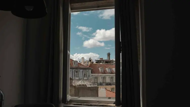 Vista a trav&eacute;s de una ventana. EMILY SCHOEME / PIXABAI