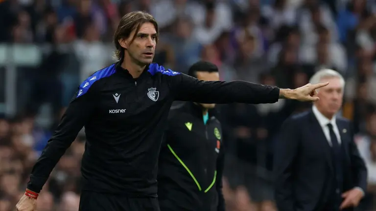 Dani Pendin Vinicius bate a Sergio Herrera en el partido de Osasuna contra el Real Madrid en el Bernab&eacute;u. EFE