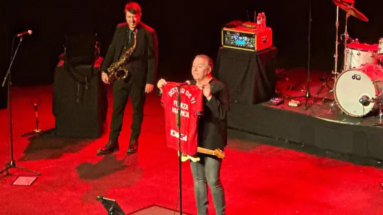 Carlos Go&ntilde;i, del grupo Rev&oacute;lver, muestra la camiseta de Osasuna con homenaje a Valencia durante el concierto celebrado este s&aacute;bado en el Teatro Gayarre de Pamplona.