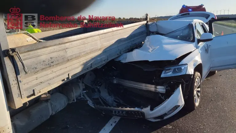 NA-160 (#Cintru&eacute;nigo) tras una colisi&oacute;n por alcance entre un turismo y un cami&oacute;n. BOMBEROS DE NAVARRA