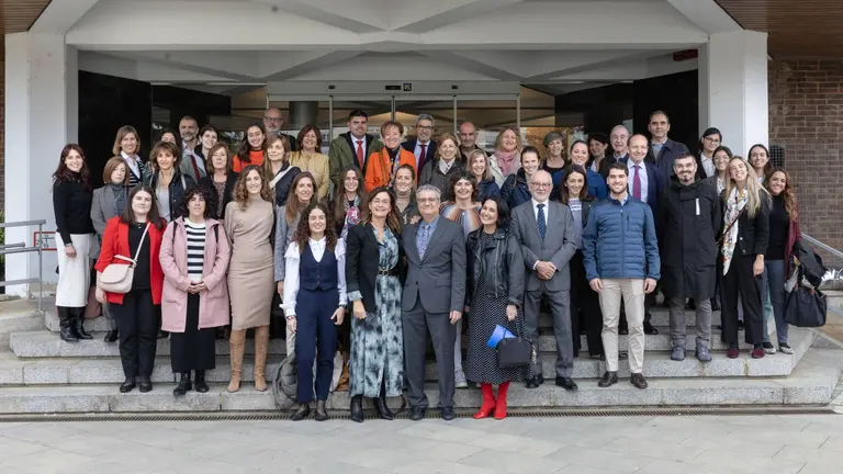 La Dra. D&iacute;ez y el Dr. Soutullo, en el centro de la imagen, junto al resto de profesionales del Departamento de Psiquiatr&iacute;a de la Cl&iacute;nica Universidad de Navarra. CEDIDA
