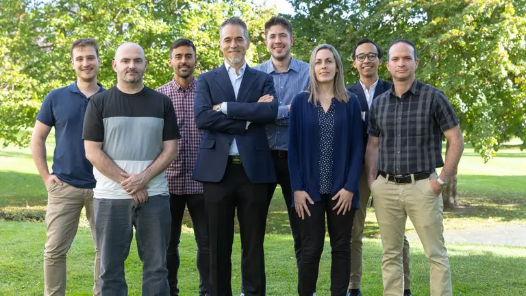 De izquierda a derecha, los investigadores del Laboratorio de Medicina Digital de DATAI Universidad de Navarra Marcos L&oacute;pez de Castro, Jos&eacute; Gonz&aacute;lez Gomariz, Aitor Oviedo Madrid, Rub&eacute;n Arma&ntilde;anzas Arnedillo, Alberto Garc&iacute;a Galindo, Mabel Morales Otero, Francisco Vel&aacute;squez y Horacio Grass Boada. CEDIDA