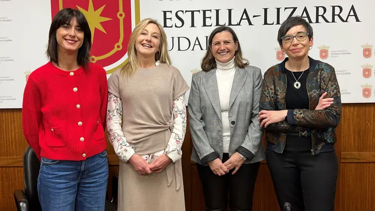La concejala del &aacute;rea, Cristina P&eacute;rez, Loreto San Mart&iacute;n, gerente de la Asociaci&oacute;n de Comerciantes,
Hosteler&iacute;a y Servicios; Pilar S&aacute;nchez, t&eacute;cnica de Comercio Rural de la Asociaci&oacute;n Teder; y Paula
Villamor, del &Aacute;rea de Emprendimiento de la C&aacute;mara Navarra. AYUNTAMIENTO DE ESTELLA