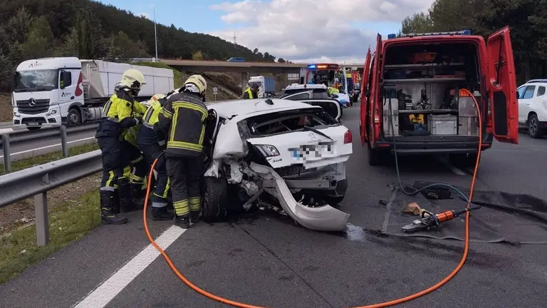 Los bomberos trabajan en el lugar del accidente de tr&aacute;fico en Zizur. BOMBEROS DE NAVARRA