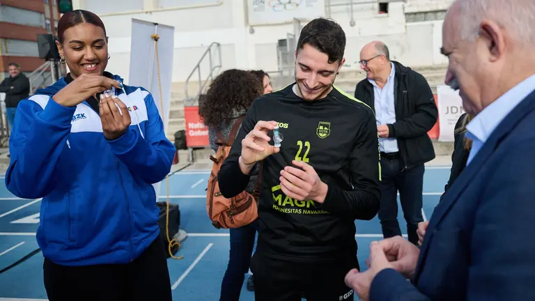 El consejero Aierdi y la baloncestista Aixa Wone y el futbolista Josu Mendive con los relojes de arena para controlar el tiempo de la ducha. GOBIERNO DE NAVARRA