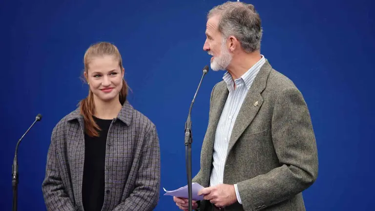 El rey Felipe VI junto a la princesa Leonor durante el acto de entrega del premio "Pueblo ejemplar" en Asturias. EUROPAPRESS