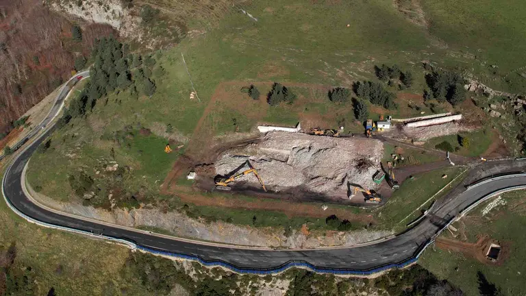 Del Refugio Militar de Belagua ya solo queda escombro desde que hace semanas, las obras financiadas por el Ministerio de Defensa, derribaran el edificio, ya en estado ruinoso, que se manten&iacute;a en el Valle del Roncal. Las obras se deben a dar cumplimiento a la sentencia del Tribunal Superior de Justicia de Madrid (TSJM) por la que el Ministerio deb&iacute;a devolver en su estado natural dicho suelo que la Junta del Valle del Roncal le cedi&oacute; para la construcci&oacute;n de refugio-escuela militar. El Refugio Militar General Garrido fue construido en el puerto navarro de Belagua para usos militares tras la cesi&oacute;n del terreno por parte de la Junta del Roncal al Ministerio de Defensa. Se fij&oacute; entonces la condici&oacute;n de que una vez de que el Ministerio ya no lo necesitara se devolver&iacute;a a la Junta, que solicit&oacute; formalmente la reversi&oacute;n en 2008 una vez que fue declarado sin inter&eacute;s militar. EFE/Jes&uacute;s Diges