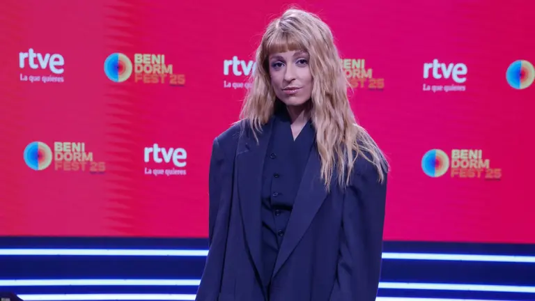 La cantante Chica Sobresalto, seleccionada para participar en la cuarta edici&oacute;n del Benidorm Fest 2025, posa durante su presentaci&oacute;n en la sede de RTVE, este martes. El Benidorm Fest tendr&aacute; lugar entre el 28 de enero y el 1 de febrero y elegir&aacute; al representante de Espa&ntilde;a en Eurovisi&oacute;n 2025. EFE/Blanca Millez