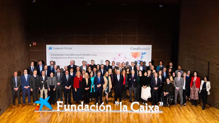 Foto de familia de representantes de la Fundaci&oacute;n "la Caixa" junto a los investigadores e investigadoras seleccionados en la convocatoria CaixaResearch de Investigaci&oacute;n en Salud 2024. Fundaci&oacute;n la Caixa