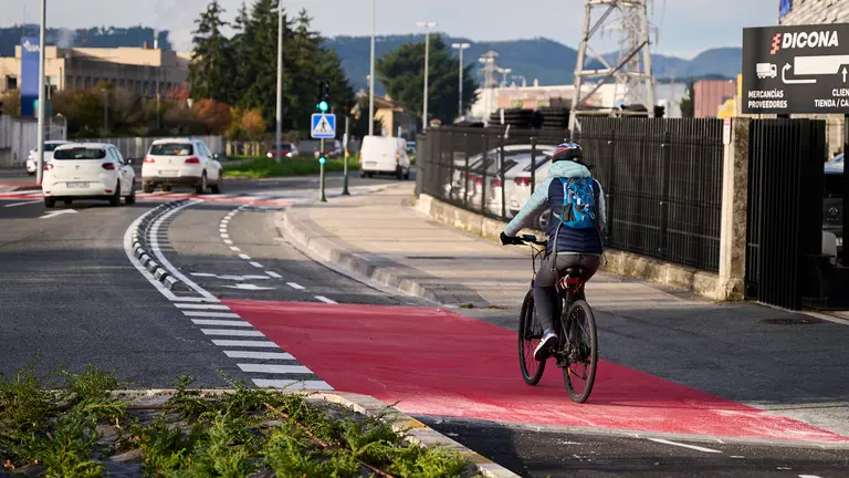 La Gerencia y la Comisi&oacute;n de Urbanismo del Ayuntamiento visitan el carril bici bidireccional que une Landaben con la avenida de San Jorge. PABLO LASAOSA