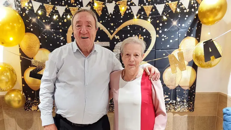 Javier Asurmendi e Isabel Villaverde en la fiesta de sus 50 a&ntilde;os de casados. Cedida.