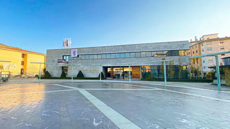 Fachada del Ayuntamiento de Ansoáin. AYUNTAMIENTO DE ANSOÁIN