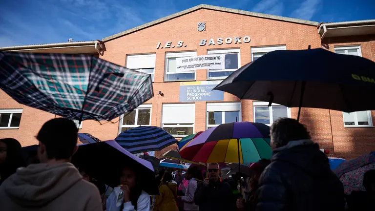 Paraguada y pitada durante el patio del IES Basoko para solicitar un patio cubierto. PABLO LASAOSA