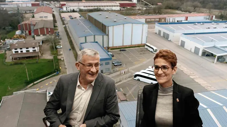 Fotomontaje de Mar&iacute;a Chivite y F&eacute;lix Taberna sobre una imagen a&eacute;rea Sunsundegui.