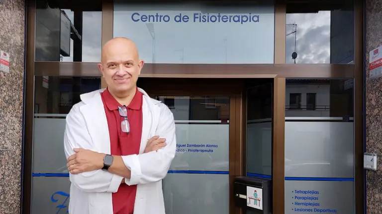 Luis Miguel Zambor&aacute;n en la puerta de su centro de Fisioterapia. CEDIDA