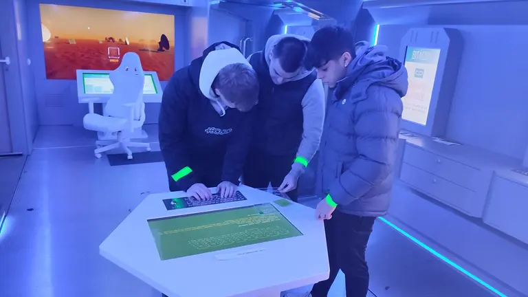 Varios estudiantes participan en el escape room financiero. CEDIDA