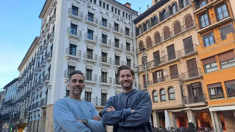 Leandro Gil y Carlos Zoco ante el Hotel La Perla. CEDIDA