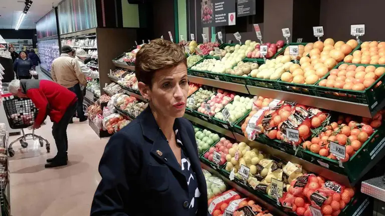 Fotomontaje de Mar&iacute;a Chivite sobre la imagen de un supermercado.