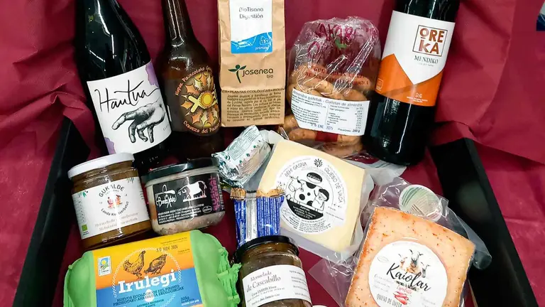 Cesta con productos de econom&iacute;a circular de la zona de Sang&uuml;esa y Pirineo de Navarra. CEDIDA