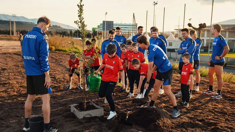 Jugadores de Osasuna junto a jugadores de Tajonar plantan 11 &aacute;rboles. CEDIDA