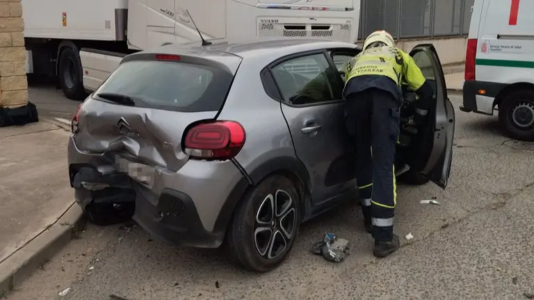 Imagen del accidente en Castej&oacute;n. BOMBEROS DE NAVARRA
