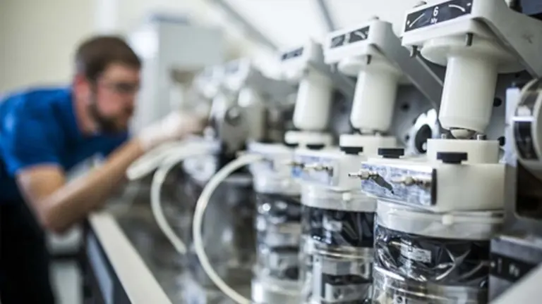 Un joven trabajando con una m&aacute;quina industrial. CEDIDA