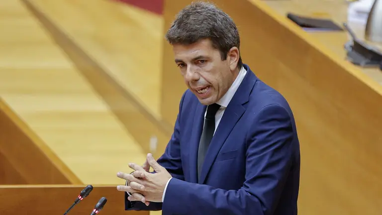 El president de la Generalitat, Carlos Maz&oacute;n, durante el pleno de este viernes en el que Maz&oacute;n rinde cuentas de lo que hizo el 29 de octubre y explica c&oacute;mo va a remodelar la estructura de su Gobierno para adaptarla a la reconstrucci&oacute;n. EFE/Manuel Bruque