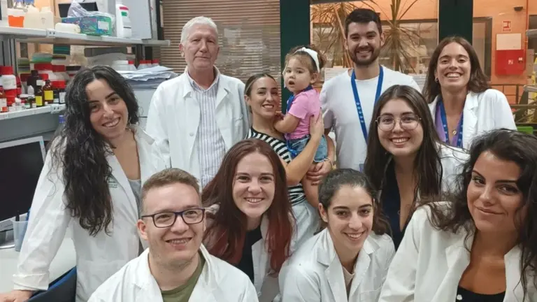 La peque&ntilde;a Gabriella y sus padres, junto a los profesionales del laboratorio donde se est&aacute; investigando la enfermedad ultrarrara
que padece. CEDIDA