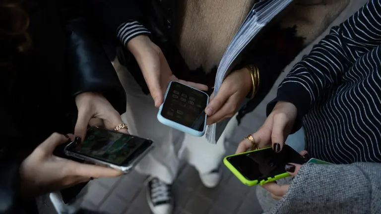 Archivo - Varias j&oacute;venes usan el tel&eacute;fono m&oacute;vil. - David Zorrakino - Europa Press - Archivo