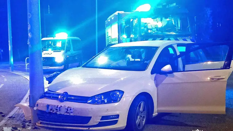 El coche se empotrt&oacute; con la farola en la calle Biurdana, en el cruce con la Avenida de Guip&uacute;zcoa. POLIC&Iacute;A MUNICIPAL DE PAMPLONA
