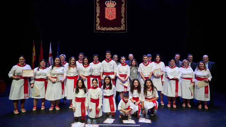 Los premiados en el cert&aacute;men posaron al final con las autoridades en la foto de familia. GOBIERNO DE NAVARRA