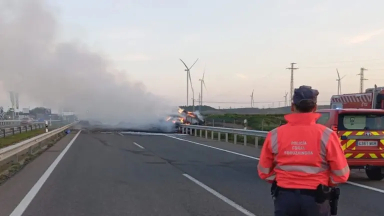 Imagen del cami&oacute;n ardiendo en Fontellas. POLIC&Iacute;A FORAL