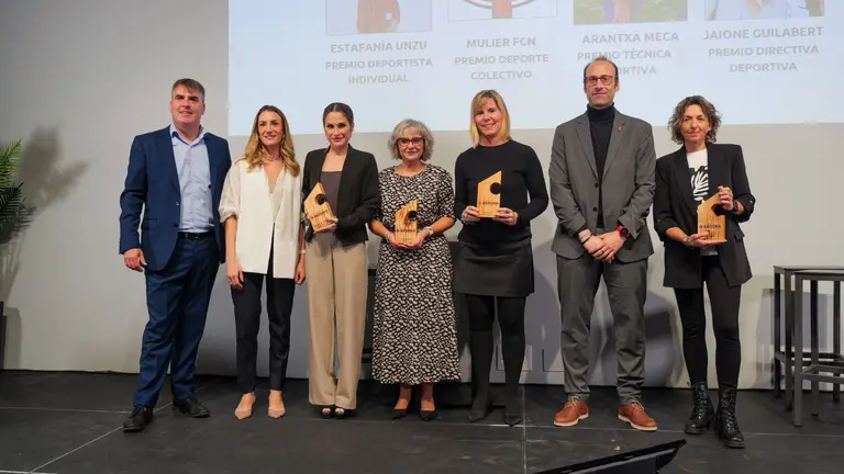 Verdeliss, Arantxa Meca, Jaione Guilabert y Mulier
FCN reciben el premio AEDONA en femenino en
la 8&ordf; Jornada de Deporte y Salud