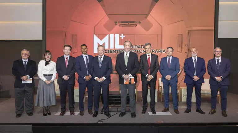 Los ponentes de la jornada MIL pacientes: el Dr. Mariano Barbacid, la Dra. Elena Panizo, el Dr. Diego Azcona, el Dr. Curtiland Deville, el Dr. Antonio G&oacute;mez Caama&ntilde;o, consejero de Sanidad de la Xunta de Galicia; el Dr. Felipe Calvo, Joseba Campos, director general de la Cl&iacute;nica Universidad de Navarra; el Dr. Javier Aristu, el Dr. Javier Serrano y el Dr. Mauricio Cambeiro. CL&Iacute;NICA UNIVERSIDAD DE NAVARRA