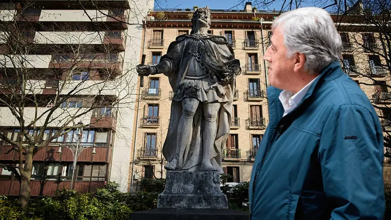 Fotomontaje de Joseba Asir&oacute;n sobre una imagen de una estatua del Paseo Sarasate de Pamplona.