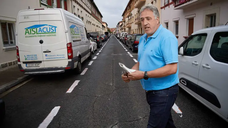 Fotomontaje de Joseba Asir&oacute;n sobre una imagen de coches aparcado en la Chantrea.
