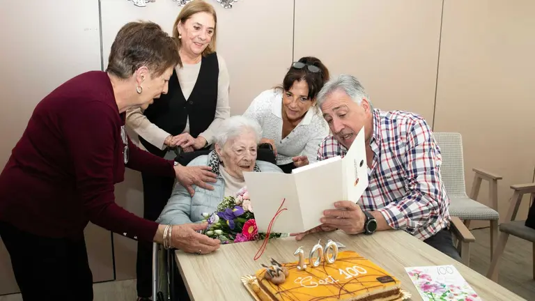 Cecilia Barcos, la modista de Pamplona que cumple 100 a&ntilde;os tras una vida en el comercio de la ciudad
